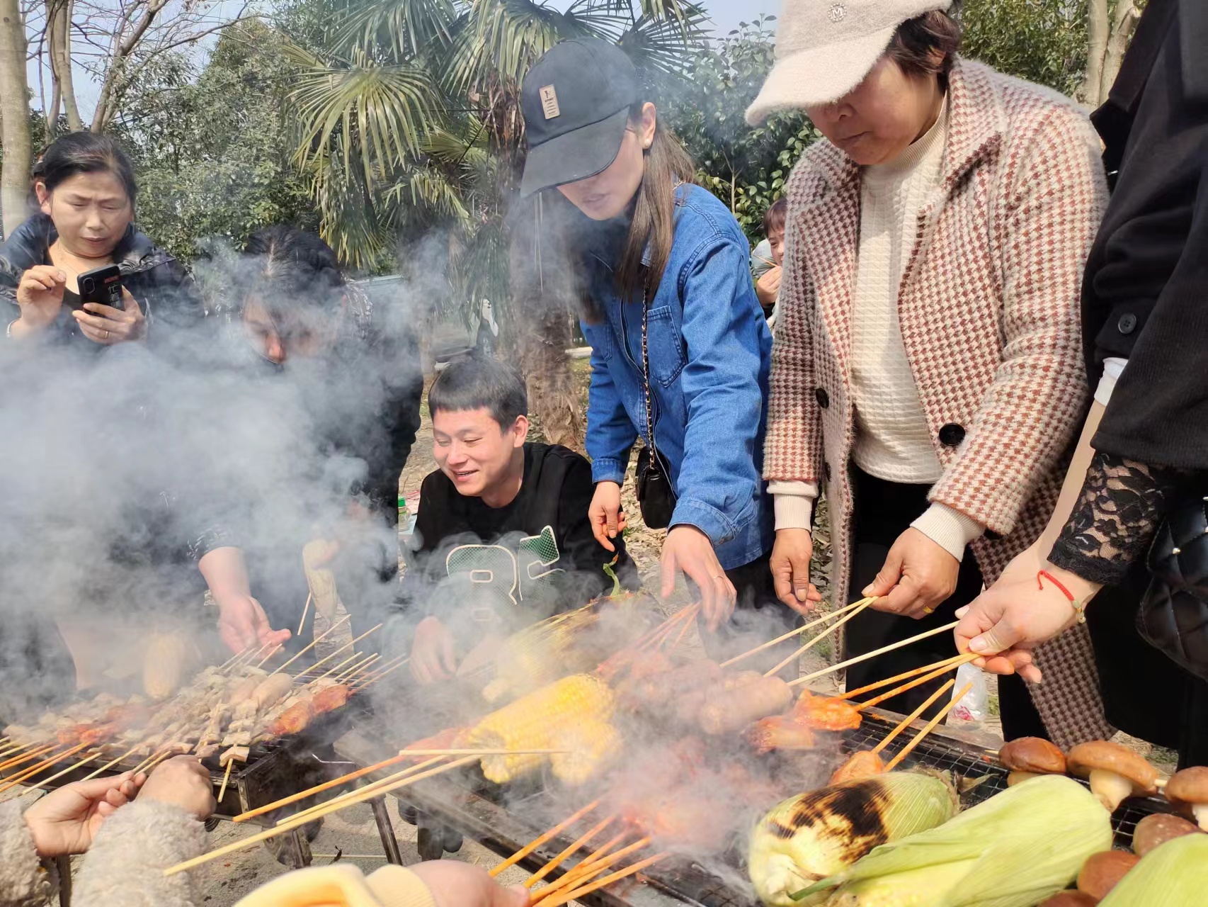 Firmenteam baut Grill im Freien auf